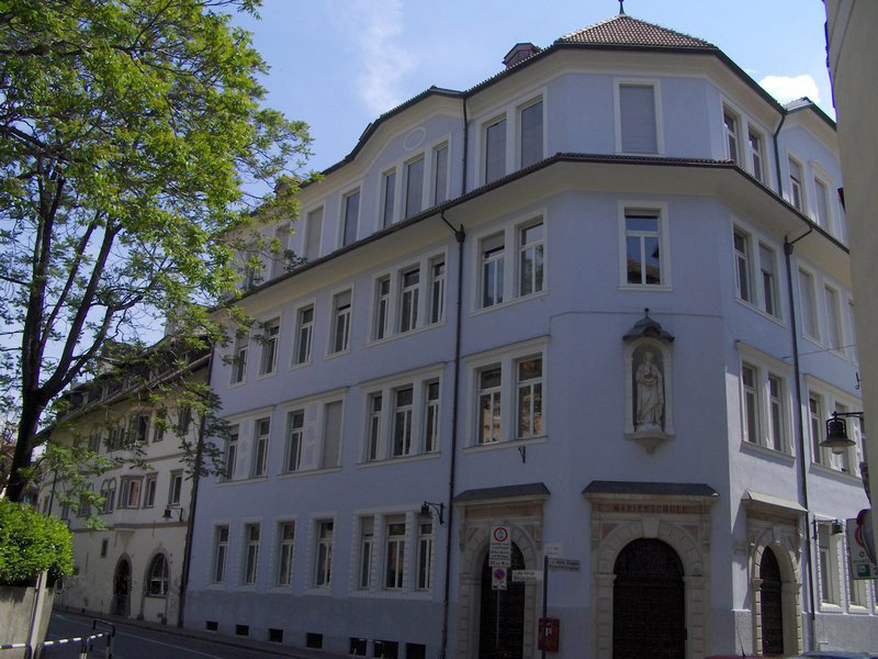 Aussenansicht des Maria Hueber Gymnasiums