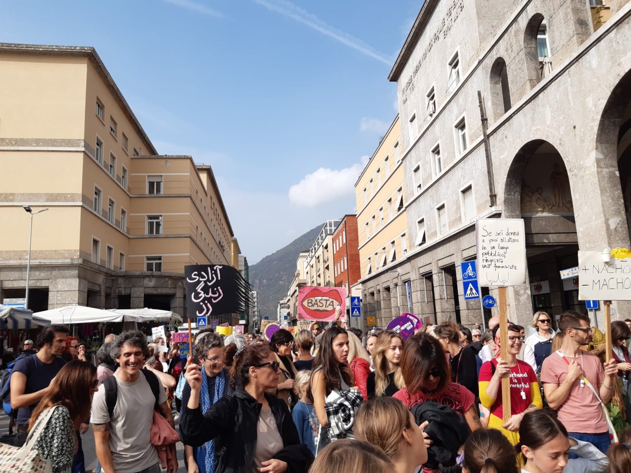 Kundgebung auf dem Siegesplatz gegen Gewalt an Mädchen und Frauen