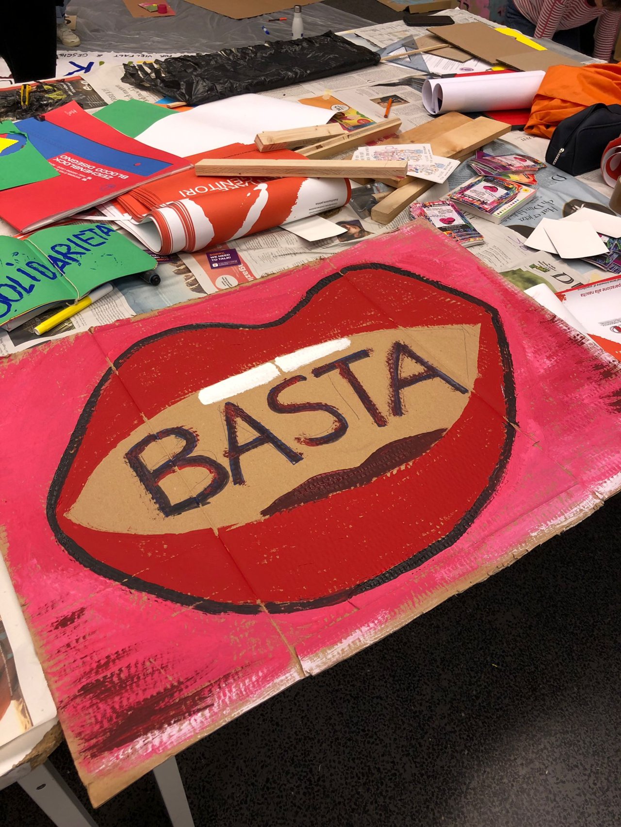 Plakat mit dem Schriftzug "BASTA"